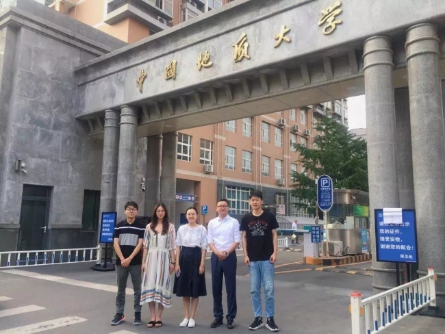 左一、左三为福利吧
2017级硕士研究生任浩然、喻月